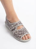 Sandalia DEVALVERDE 1599 con hebilla, Puntera Abierta, Super Cómoda, color gris serpiente