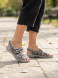 Sandalia DEVALVERDE 1599 con hebilla, Puntera Abierta, Super Cómoda, color gris serpiente