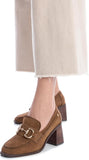 Zapato Carmela 161138  Zapatos Mocasín de Tacón de Mujer Camel en Piel Serraje Camel