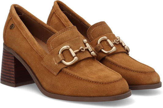Zapato Carmela 161138  Zapatos Mocasín de Tacón de Mujer Camel en Piel Serraje Camel